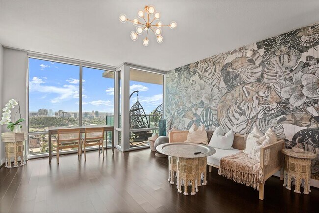 Building Photo - 300 Bowie St