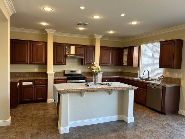 Building Photo - 5241 Treepond Ct