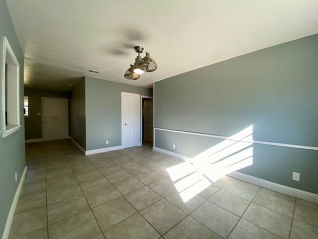 Building Photo - Newly Renovated 3 Bedroom 1.5 Bath Home in...