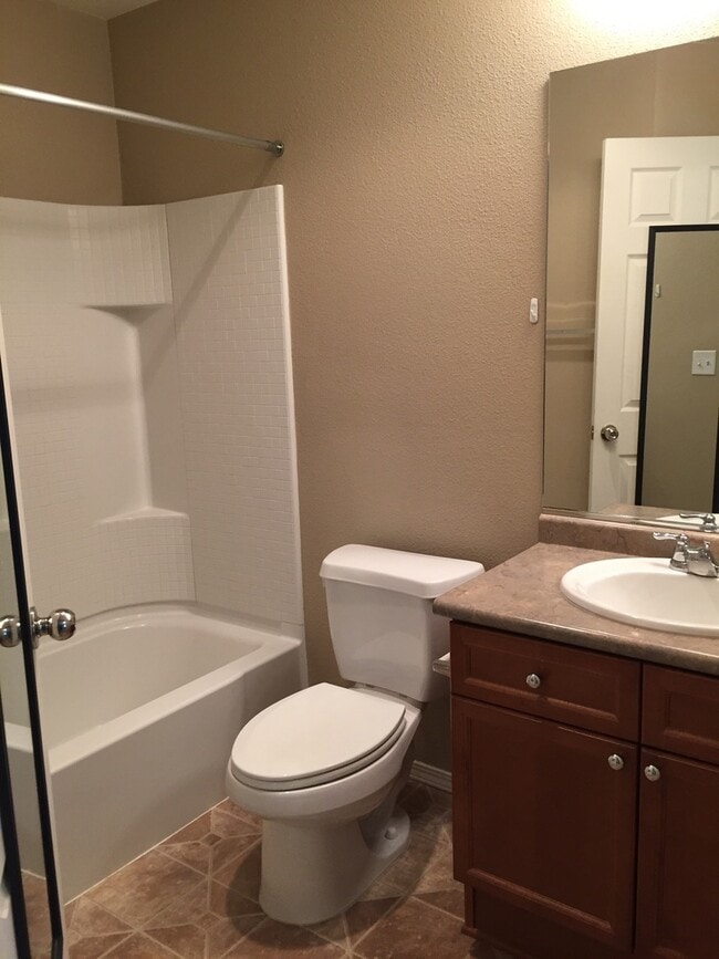 Building Photo - Large 2 Bedroom Sterling Ridge Town Home with 2 car garage