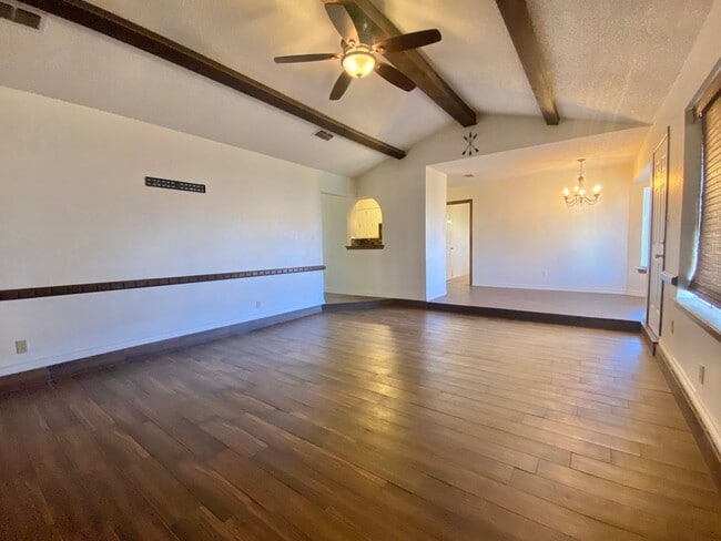 Building Photo - Pre leasing now for 4/01 move in.