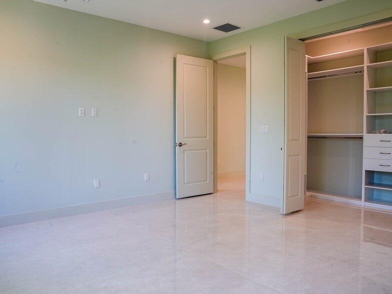 Building Photo - 8410 SW 65th Ave