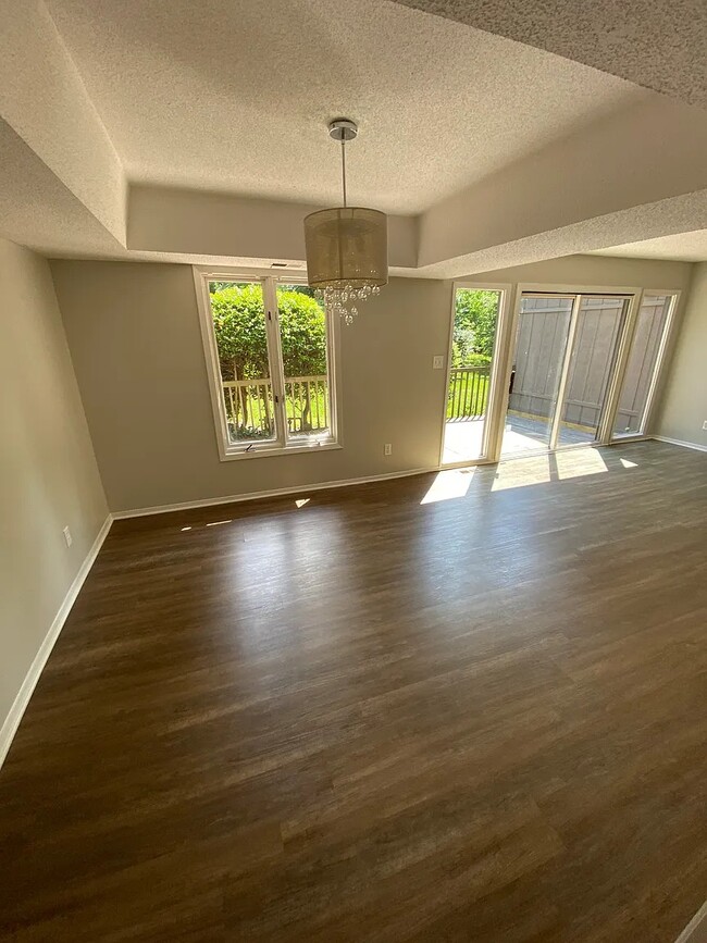 Building Photo - 128 Inglewood Way