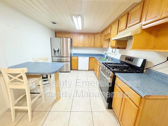 Building Photo - 733 Beach Dr