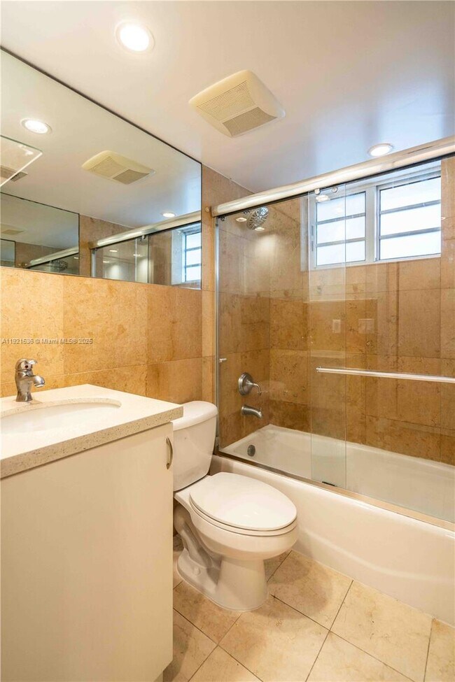 Building Photo - 2425 Flamingo Pl