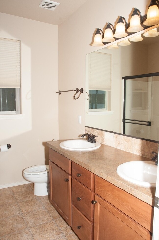 Building Photo - 3 bd. 2 bath Rambler Available November 10!