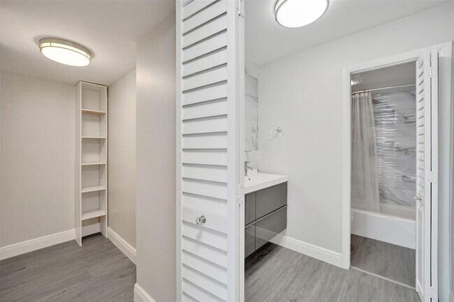 Building Photo - 3800 N Hills Dr