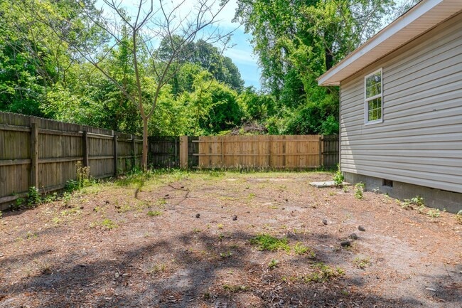 Building Photo - Charming Portsmouth Home with Spacious Backyard