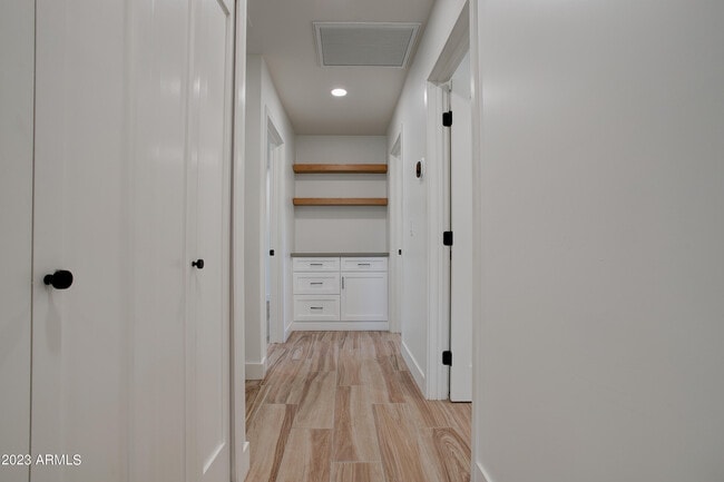 Building Photo - 4806 S La Rosa Dr
