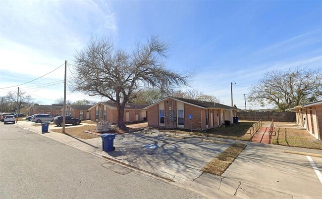 Building Photo - 924 Flores St