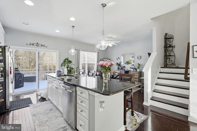 Building Photo - 9052 Isabel Ln