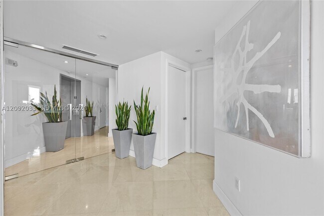 Building Photo - 1331 Brickell Bay Dr