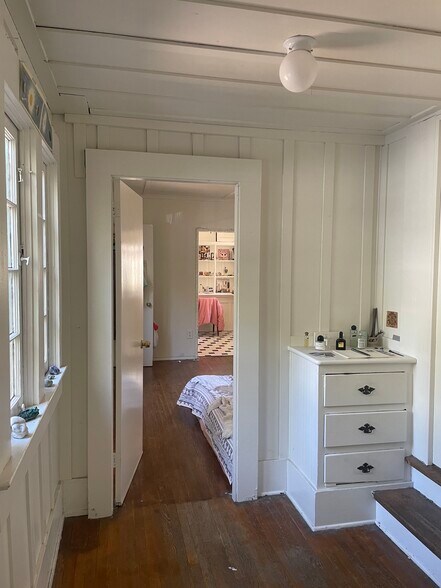 Building Photo - 8337 Lookout Mountain Ave