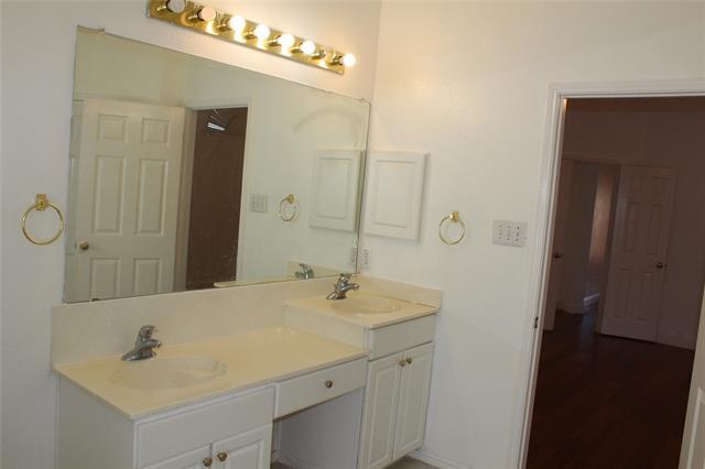 Building Photo - 3325 Bluegrass Dr