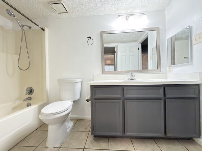 Building Photo - 1307 Baytree Dr