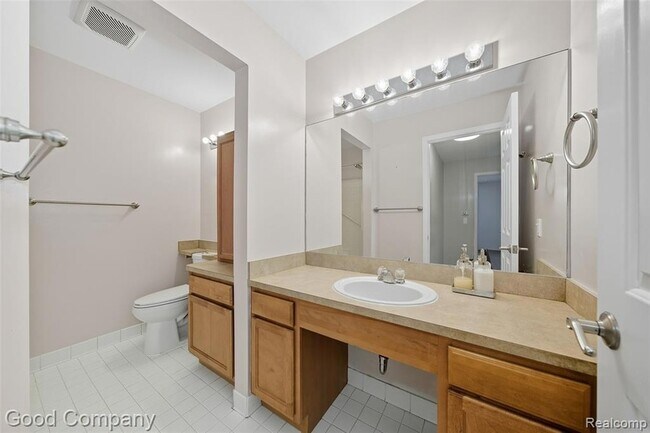 Building Photo - 2400 Parmenter Blvd