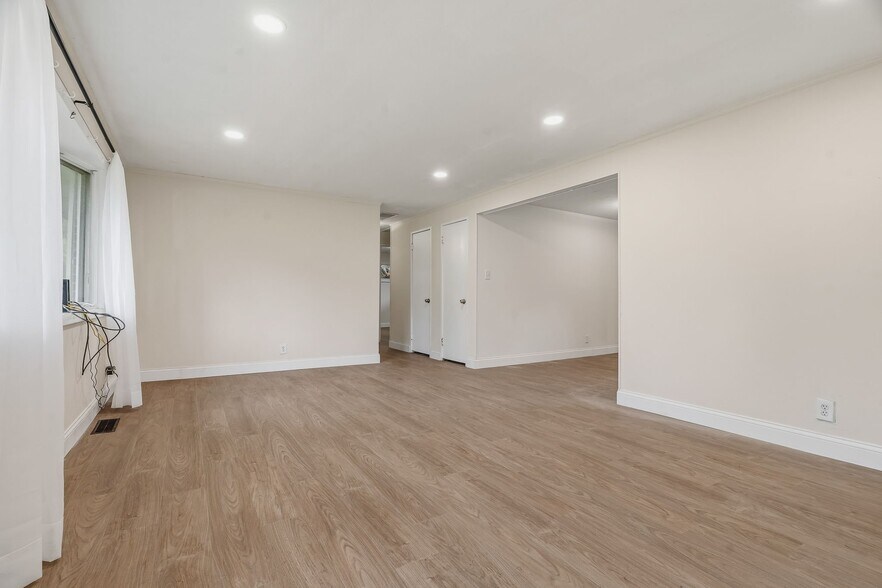Building Photo - 1428 Laurel Dr