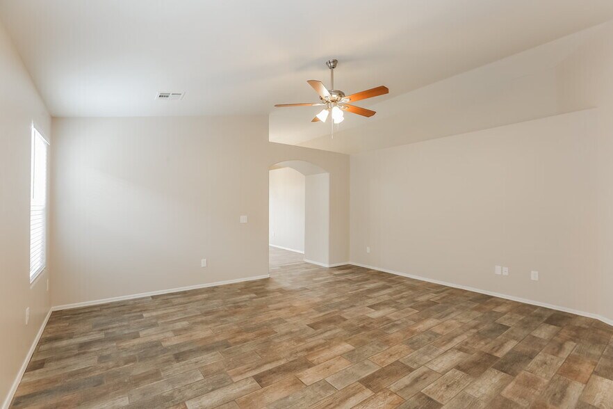 Building Photo - 1114 E Fraktur Rd