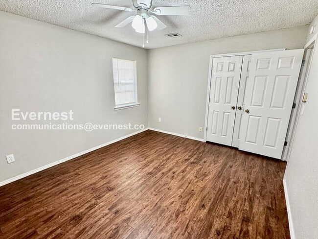 Building Photo - 3 Bed/1 Bath Home with Fenced Yard & Garage / Pet-Friendly / Available Now!