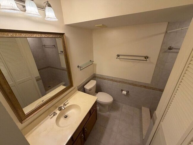 Building Photo - Spacious 2 Bedroom, 2 Bathroom Condo in Gated Lake Pineloch Village!