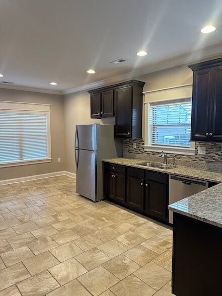 Building Photo - 112 NE Bellingham Dr