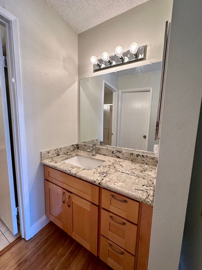 Building Photo - Spacious 2 Bed 2 Bathroom!!