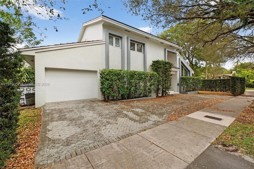 Building Photo - 3231 Salzedo St