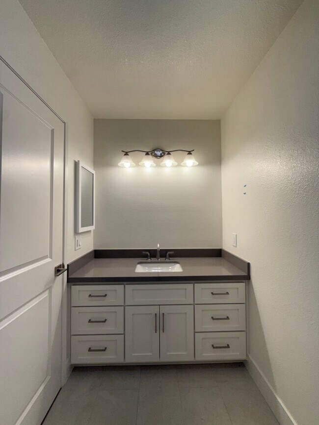 Building Photo - Just Beautifully Updated Village Hills Single Story Home in Orcutt