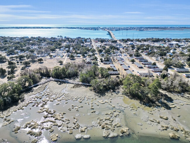 Building Photo - 2107 Bay St