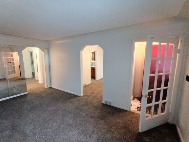 Building Photo - 3 bedroom 1 bathroom on the Westside NOW A...