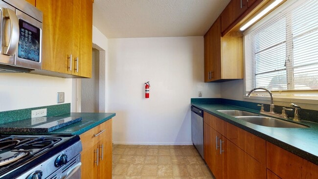 Building Photo - UPTOWN 3 Bedroom +Office  2 Bath with Garage