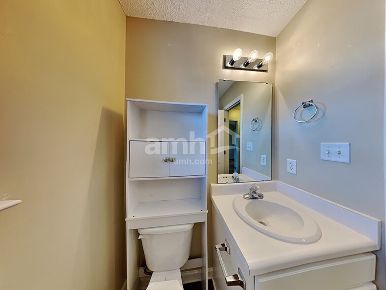 Building Photo - 6425 Silver Spring Ct