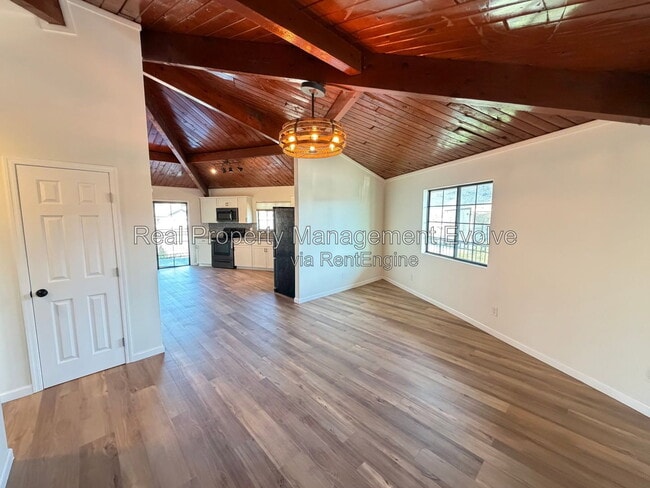 Building Photo - 4213 W Cheyenne Dr