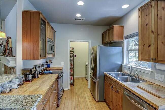 Building Photo - 17106 Oak Cliff Cir