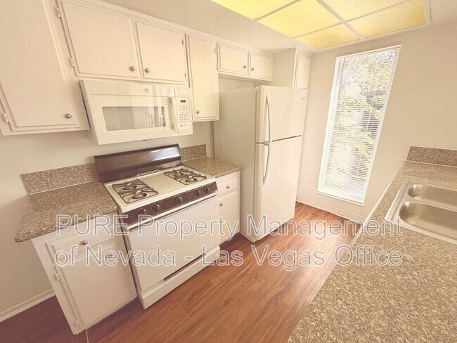 Building Photo - 1405 E Vegas Valley Dr