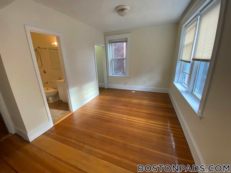 Building Photo - 6 Barrows St