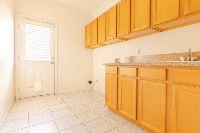 Building Photo - Stunning 4-Bedroom Home for Rent in Brawley!