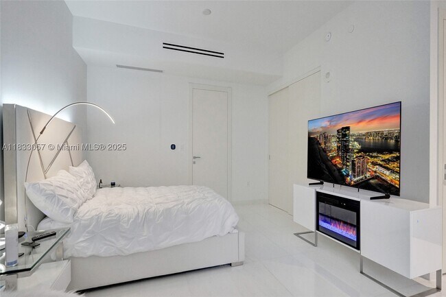 Building Photo - 300 Biscayne Blvd