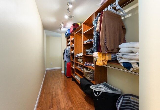 Building Photo - 4 Lowther Pl