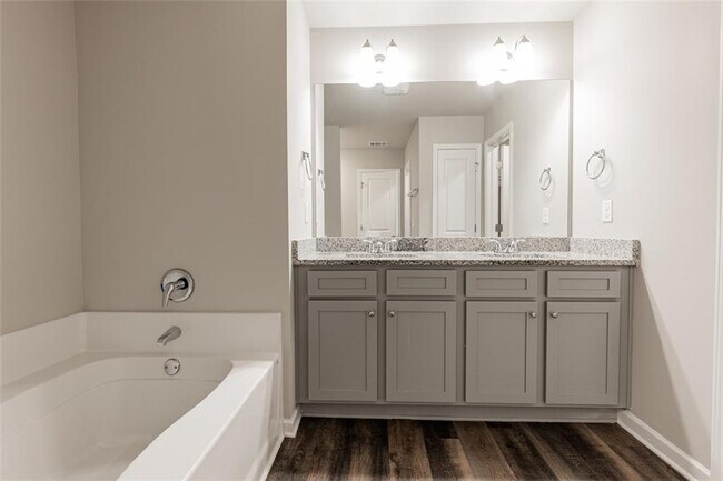 Building Photo - 9220 Golfview Cir