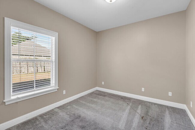 Building Photo - 13727 Foxhill Drive