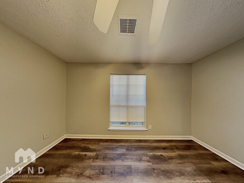 Building Photo - 2025 Plantation Pkwy