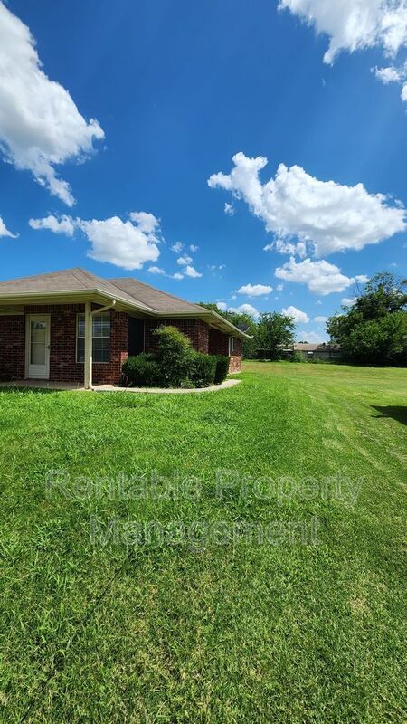 Building Photo - 109 Arrowhead St