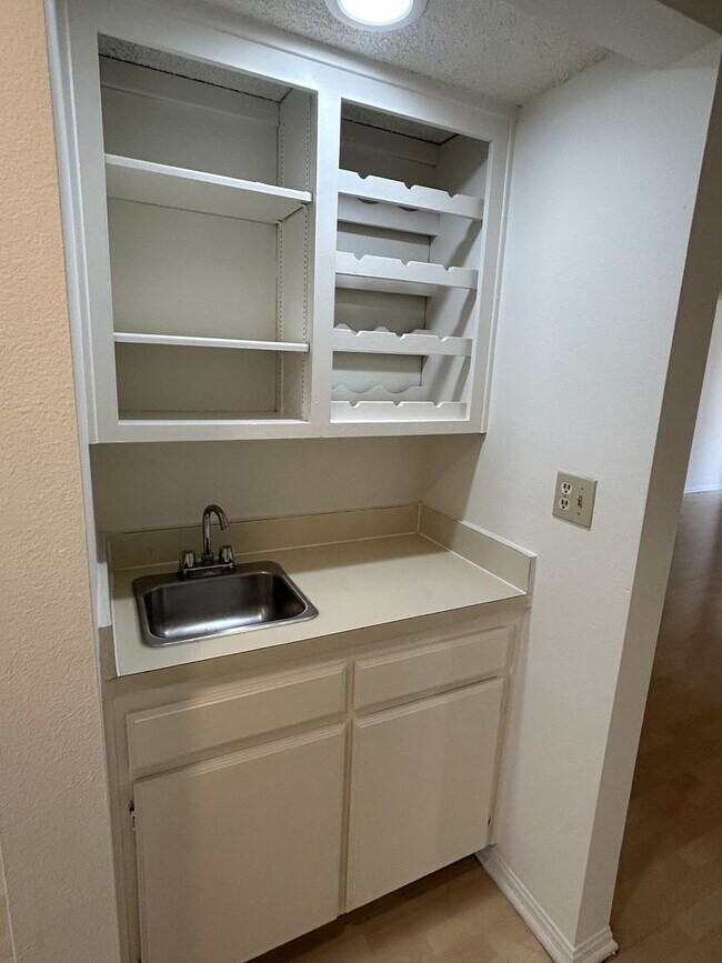 Building Photo - Cozy 3 bedroom Condo in the most desired n...