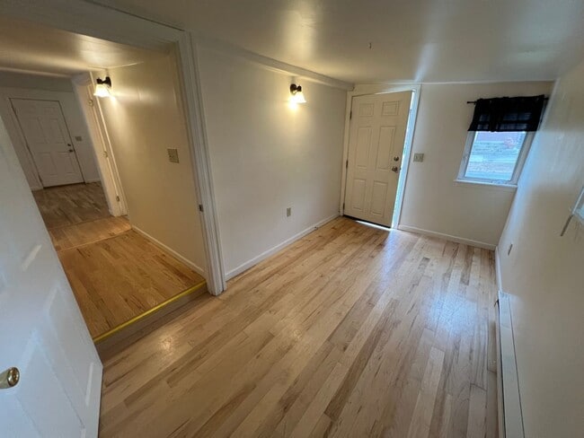 Building Photo - 1-2 Bedroom 1 Bath House with Garage, Newl...