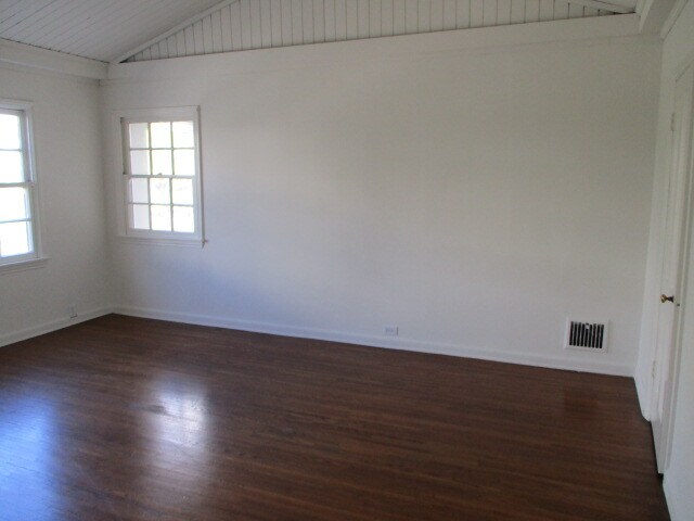 Building Photo - 1000 Tiverton Ave