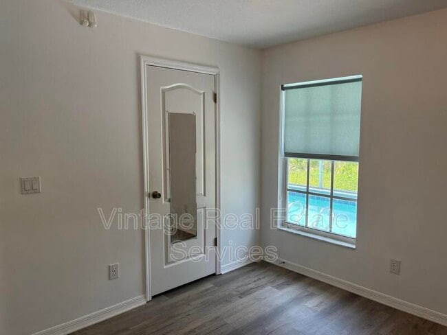 Building Photo - 9411 Willow Cove Ct