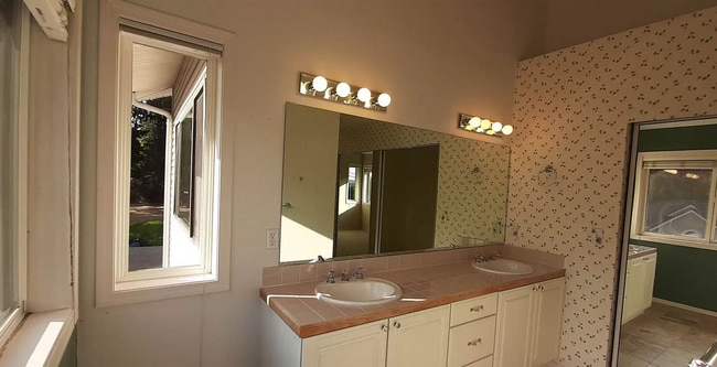 Building Photo - Stunning 2-Bedroom Condo with Panoramic Views in Gig Harbor