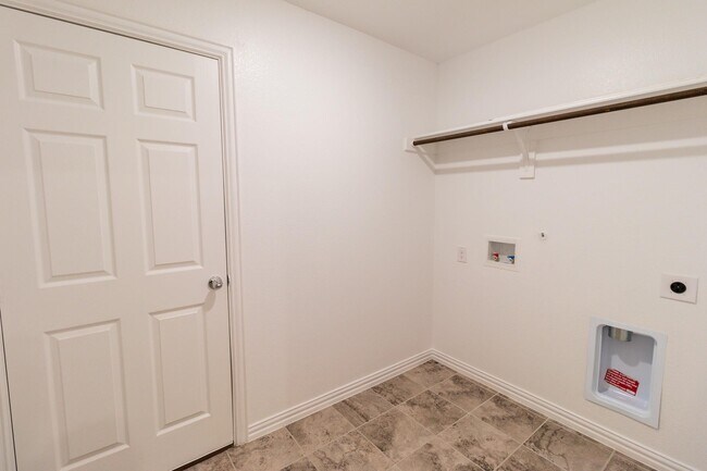 Building Photo - 572 Ruthye Ln