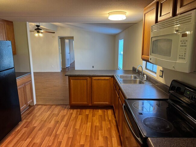 Building Photo - 4044 Friendship Rd